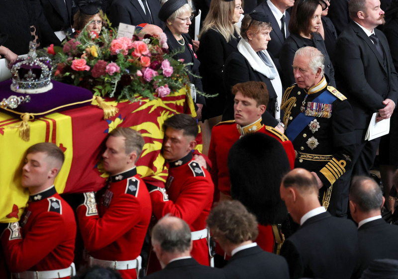 Espectadores reais reagem à aranha vista na rainha Elizabeth II's Casket 4