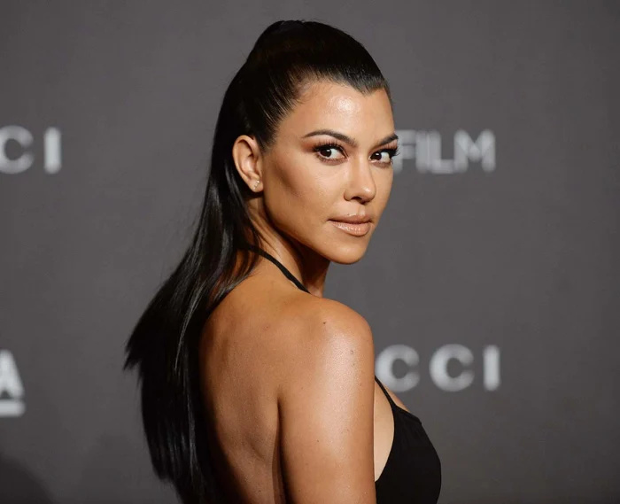 Kourtney Kardashian rebate rumores de gravidez após ganho de peso por fertilização in vitro
