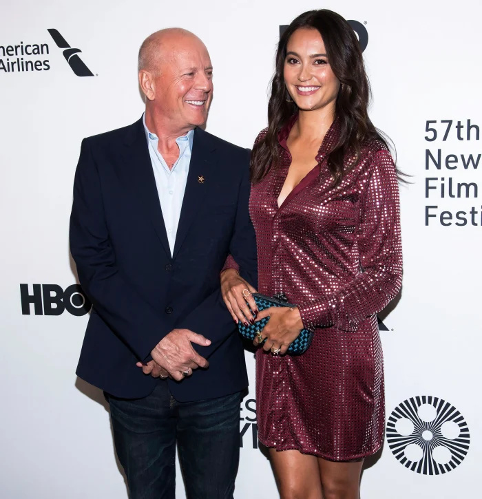 Emma Heming critica a alegação de que ela's Using Bruce Willis' Diagnosis for Fame maroon dress