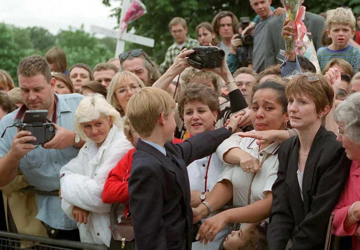   Príncipe Harry diz que ele e o príncipe William'Were Unable' to Show Emotion After Princess Diana's Death: I Only 'Cried Once'