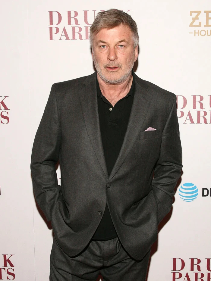   Alec Baldwin acusado de homicídio involuntário por tiro fatal de Halyna Hutchins em'Rust' Set