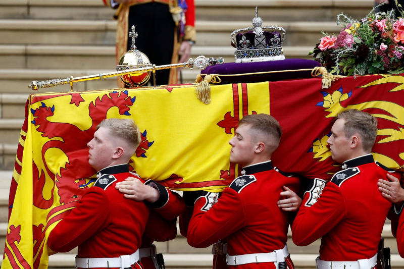 O reinado da rainha Elizabeth II termina quando a coroa, o orbe e o cetro do estado são removidos do caixão durante o serviço de compromisso