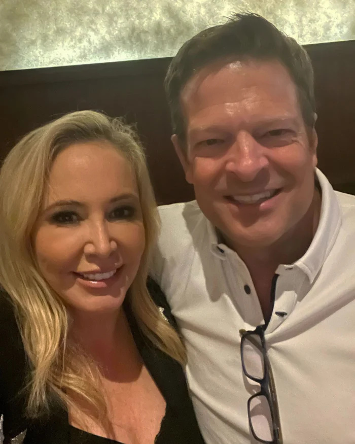   Vicki Gunvalson diz que John Janssen usou óculos Shannon Beador enfiados na camisa