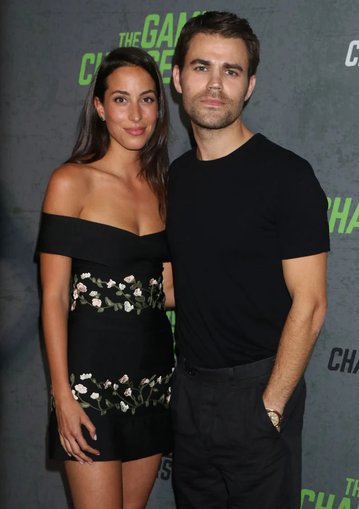 Brad Pitt 'tem apoiado muito' a namorada Ines de Ramon durante seu divórcio do vestido preto de Paul Wesley