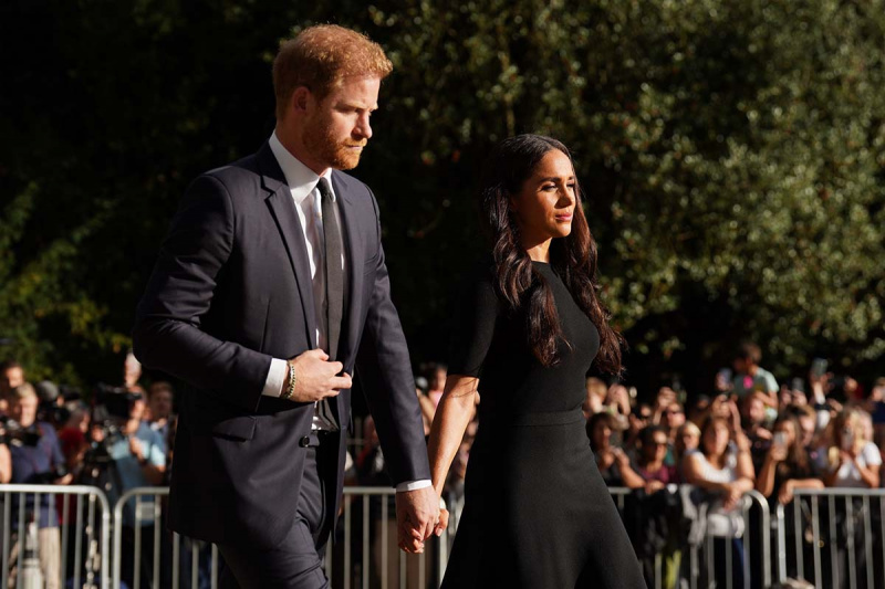 Meghan Markle e príncipe Harry juntam-se à família real para receber a rainha's Coffin at Buckingham Palace