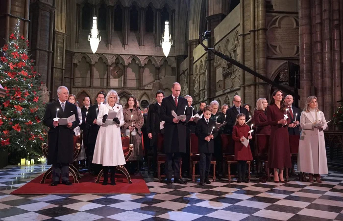Princesa Kate faz reverência ao rei Charles III e à rainha consorte Camilla no concerto anual de Natal real