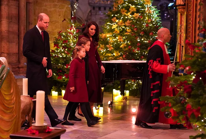 Princesa Kate faz reverência ao rei Charles III e à rainha consorte Camilla no concerto anual de Natal real