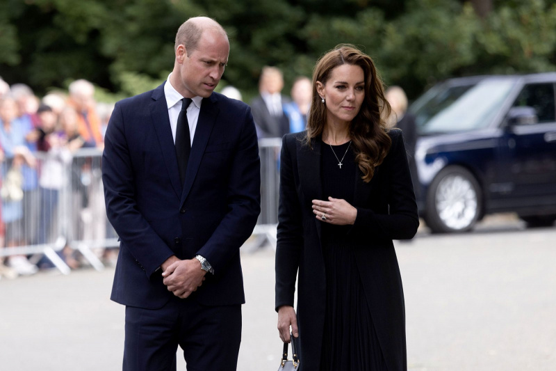 Príncipe William e princesa Kate veem tributos florais à rainha Elizabeth II em Sandringham Estate 3