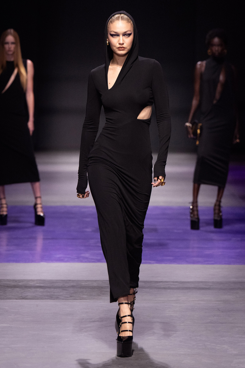 Gigi Hadid passa por Camila Morrone's Front-Row Seat During Versace Fashion Show After Leonardo DiCaprio Split