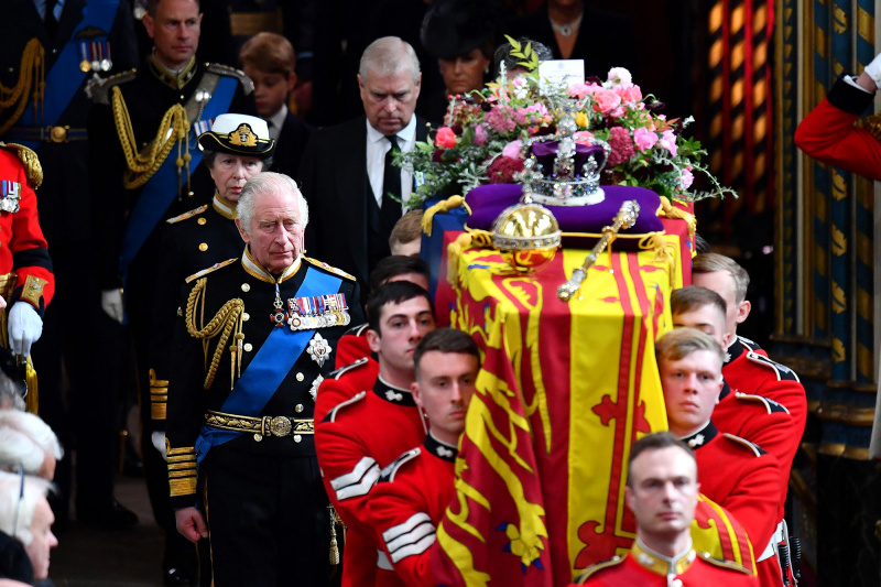 Destaque Rei Charles III escolheu guirlanda floral, escreveu carta para o caixão da rainha Elizabeth II