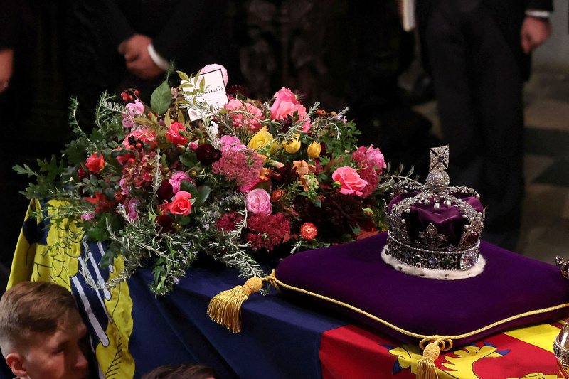 Rei Charles III escolheu guirlanda floral e escreveu carta para o caixão da rainha Elizabeth II