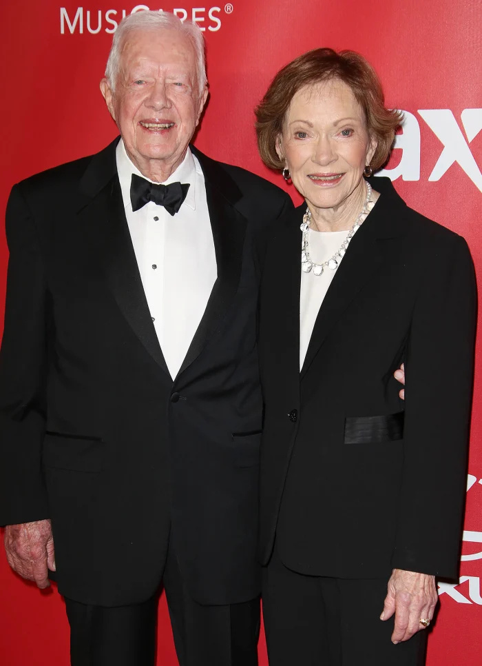 A ex-primeira-dama Rosalynn Carter tem demência e está vivendo 'felizmente em casa' com o marido Jimmy Carter