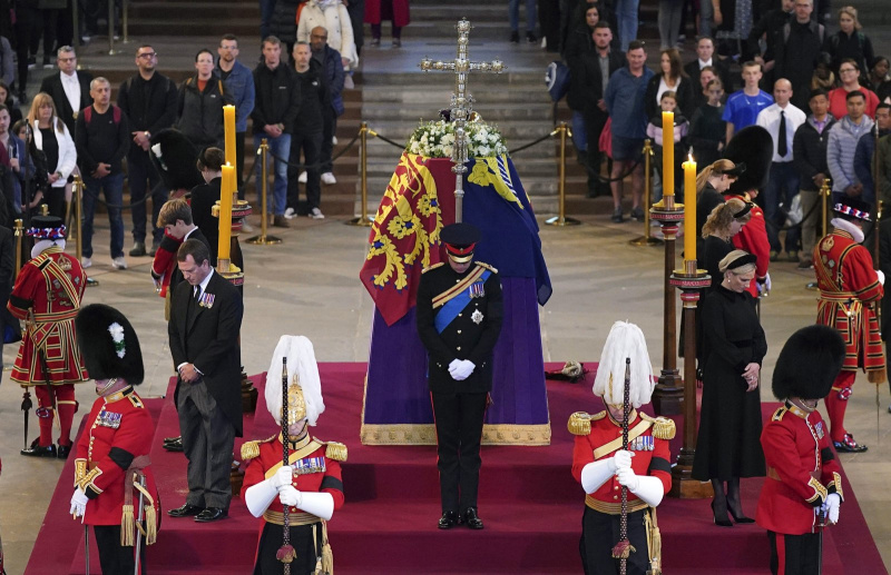 Príncipe William, Príncipe Harry e toda a Rainha's Grandchildren Hold Vigil for Late Monarch at Westminster Hall