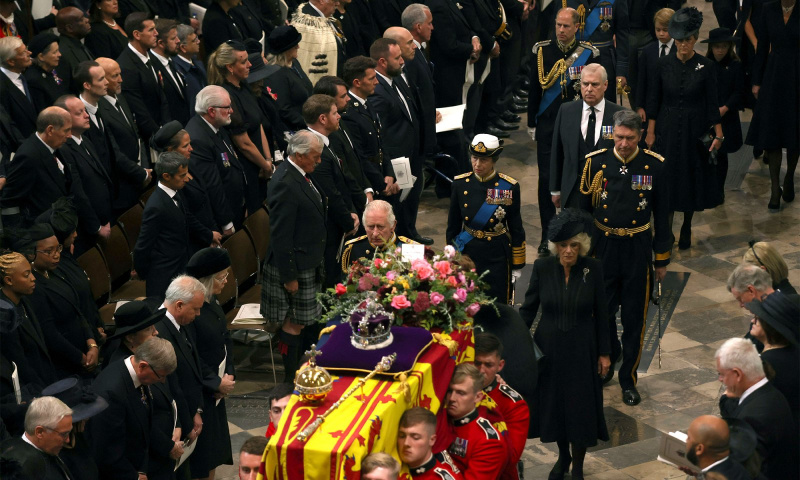 Família real caminha atrás do caixão da rainha Elizabeth durante cortejo fúnebre