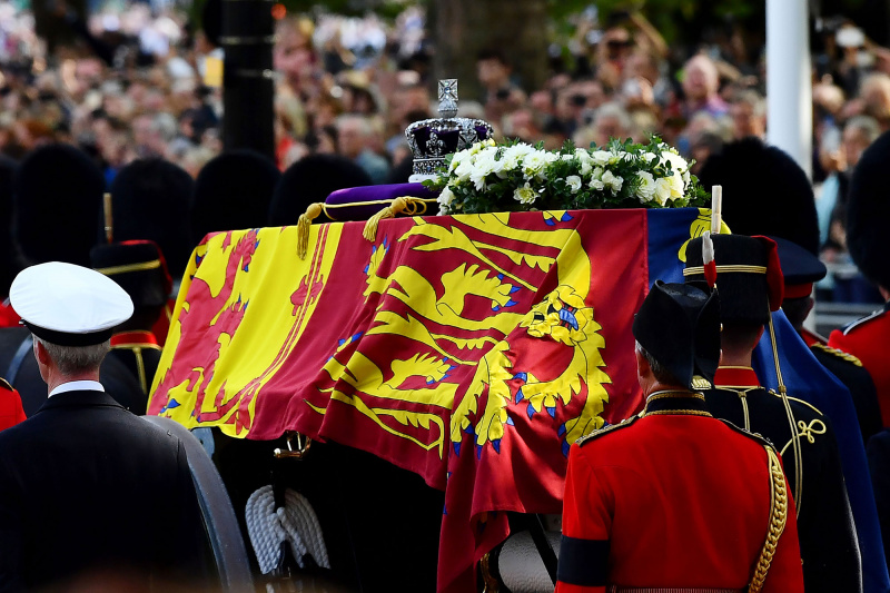  Qual é a história do orbe e do cetro dos objetos que adornam a rainha's Coffin