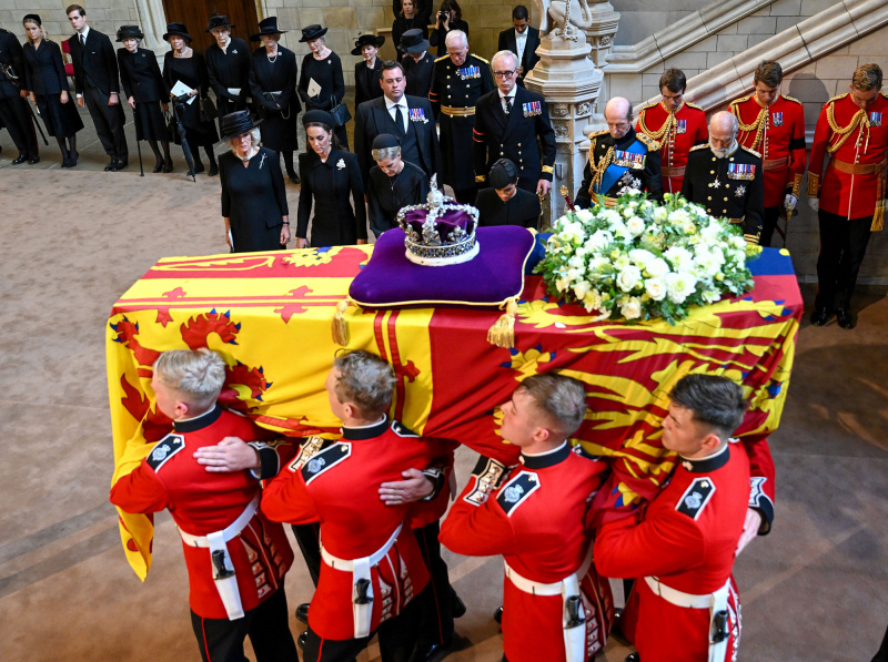   Qual é a história do orbe e do cetro dos objetos que adornam a rainha's Coffin