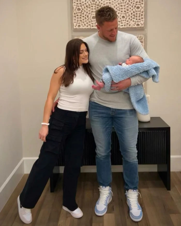 JJ Watt compartilha foto com o filho de 1 mês, Koa, e a esposa Kealia: 'Mais do que nunca para agradecer'