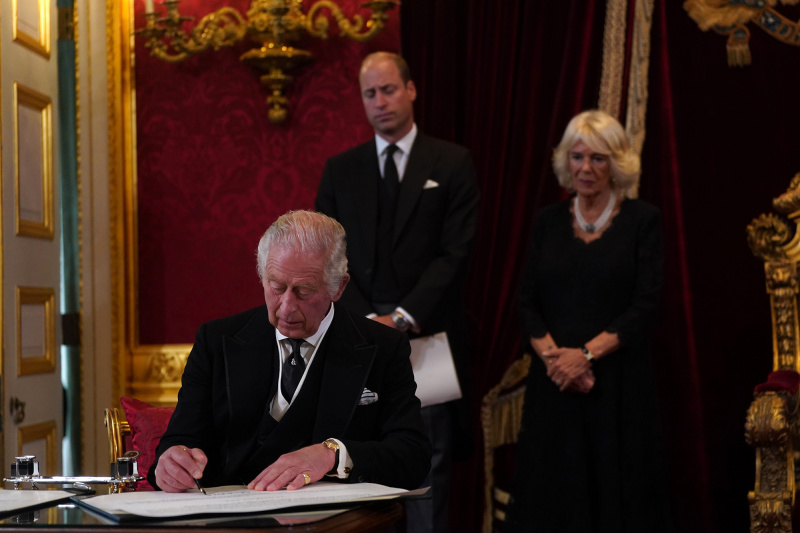 Rei Carlos III promete'Continue the Tradition' of the Monarchy As He Is Officially Proclaimed Monarch