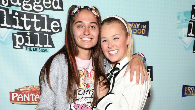 JoJo Siwa aplaude depois que Troll a critica por levar GF Avery Cyrus para Chuck E. Cheese: 'Como se eu não tivesse sido uma criança minha vida inteira'