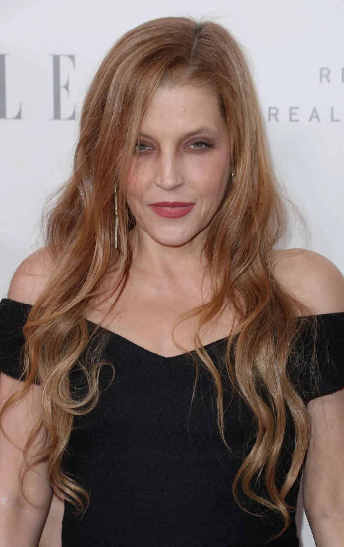  Lisa Marie Presley será colocada para descansar em Graceland ao lado do vestido preto do padre Elvis Presley 2017