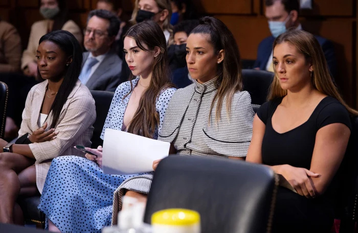 O ex-médico de ginástica dos EUA Larry Nassar esfaqueado várias vezes na prisão da Flórida Simone Biles, McKayla Maroney, Aly Raisman e Maggie Nichols