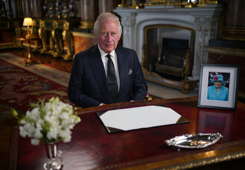Rei Carlos III's Historic 1st Portrait Revealed, Includes Tribute to Queen Elizabeth II