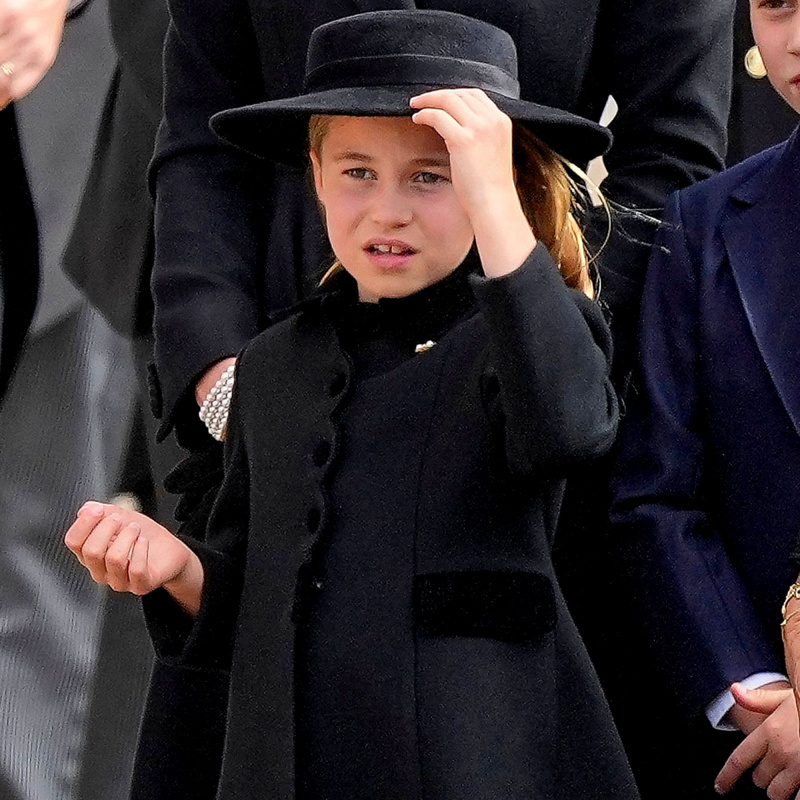 Princesa Charlotte explode em lágrimas após o último adeus à rainha Elizabeth II