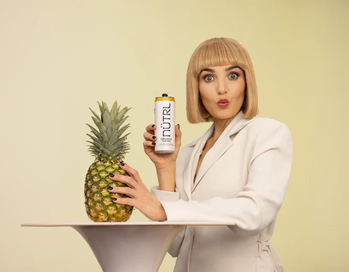 Chloe Fineman, do SNL, estrela a divertida campanha NÜTRL Vodka Seltzer: detalhes