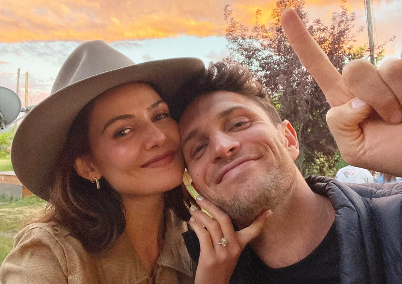   Danielle Campbell e Colin Woodell estão noivos