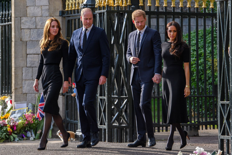   Príncipe William e Príncipe Harry se unem para cumprimentar os enlutados com a duquesa Kate e Meghan Markle