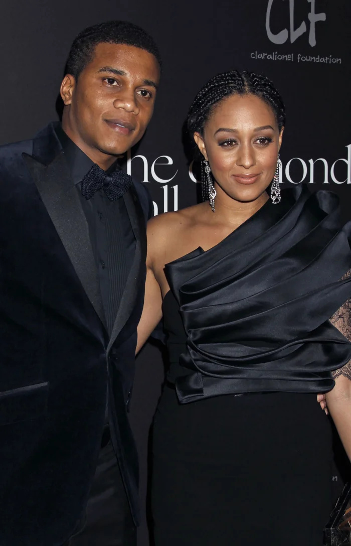   Tia Mowry está passando o Natal com o ex-marido Cory Hardrict após a separação: nós'll 'Always' Be a Family black satin dress
