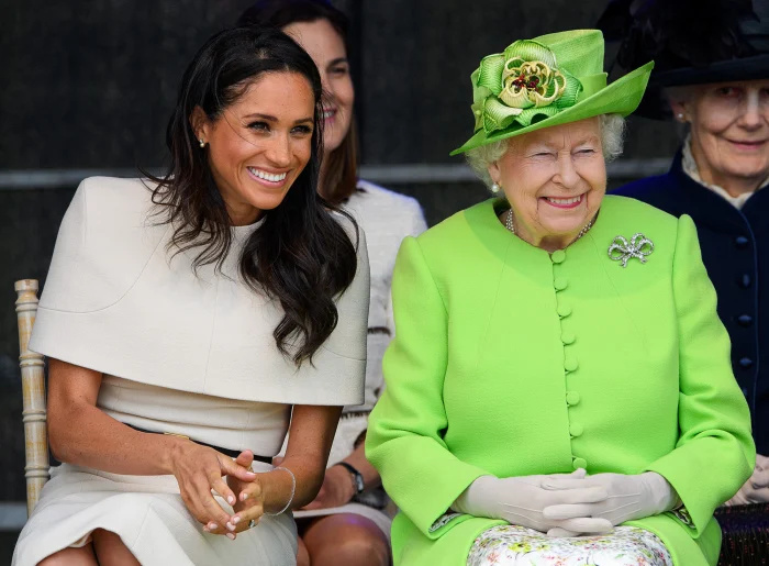 Meghan Markle brinca que aprender a fazer reverências foi como ir para os 'tempos medievais' antes de conhecer a rainha Elizabeth II - 879 Rainha Elizabeth II e Meghan Duquesa de Sussex visitam Cheshire, Reino Unido - 14 de junho de 2018