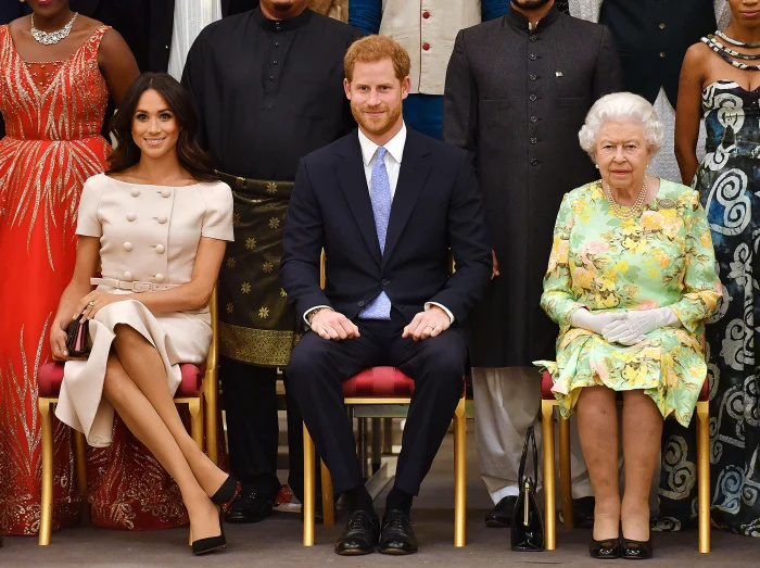 Meghan Markle brinca que aprender a fazer reverências foi como ir para os 'tempos medievais' antes de conhecer a rainha Elizabeth II - 880 Queen's Young Leaders Awards Ceremony, Buckingham Palace, London, UK - 26 Jun 2018