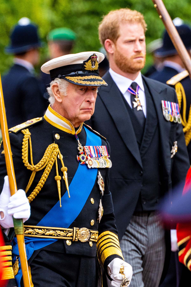 Príncipe Harry sentado atrás do rei Charles III no funeral da rainha Elizabeth II foi um 'lugar de honra', diz o historiador real Gareth Russell