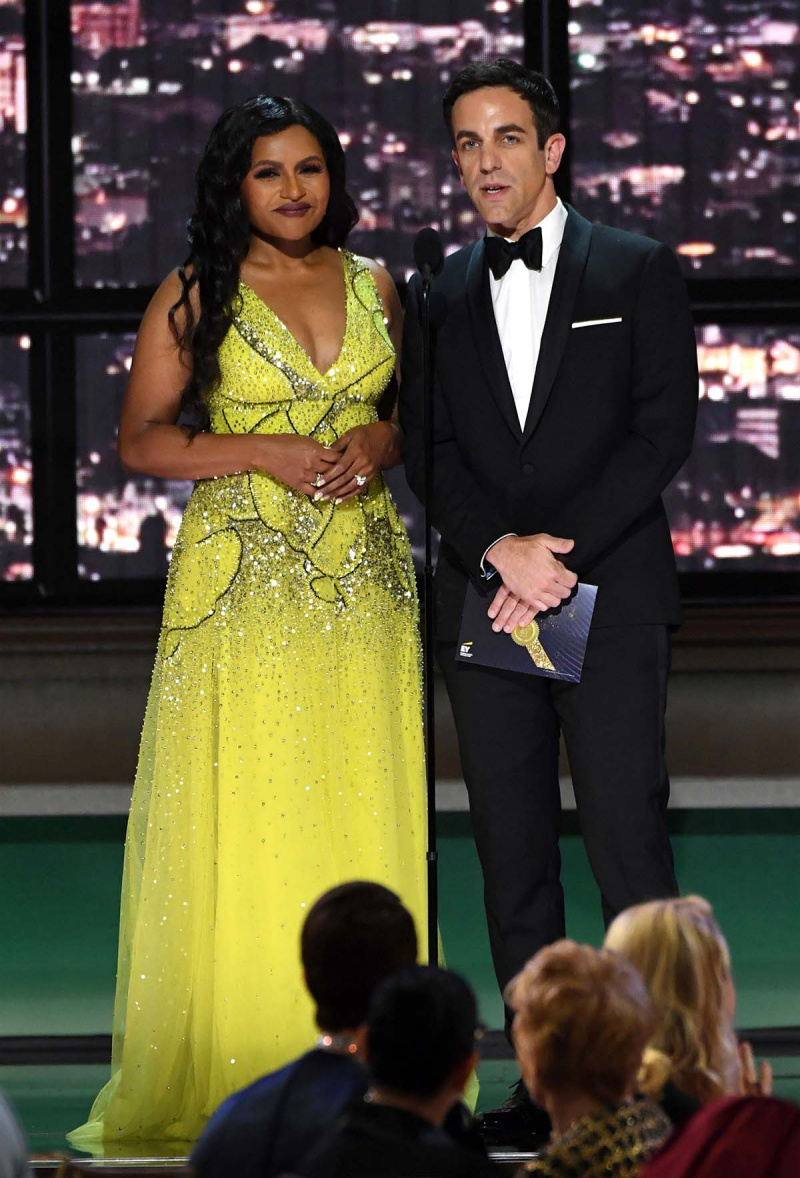 Mindy Kaling e B. J. Novak brincam sobre'Complicated' Costar Romances at Emmys