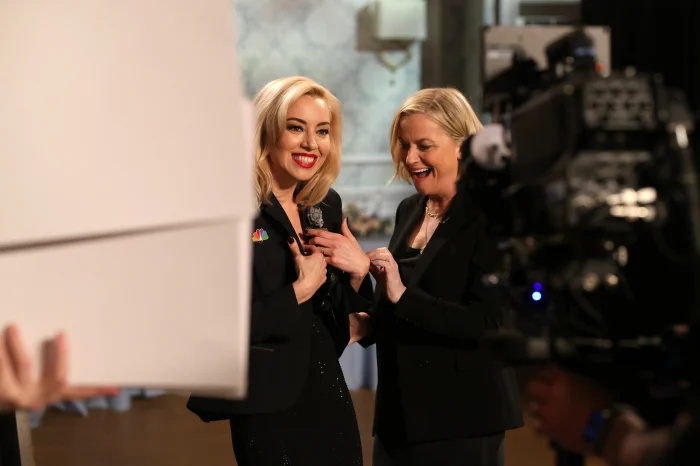 Amy Poehler surpreende Aubrey Plaza durante a estreia do 'SNL': veja como eles repetem os papéis de 'Parks & Rec'