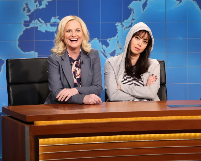 Amy Poehler surpreende Aubrey Plaza durante'SNL' Debut: Watch as They Reprise 'Parks & Rec' Roles