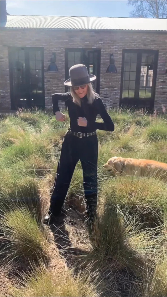   Diane Keaton Adorable Rocks Out to Miley Cyrus' 'Flowers' - Esta música 'Gave Me a Reason to Dance' - 177