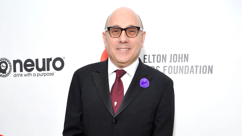 Por que o showrunner de 'E assim mesmo' queria que Willie Garson 'estivesse vivo como Stanford' após a morte do ator