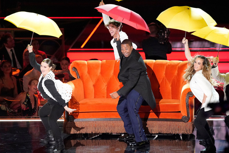 Emmy Awards 2022 Kenan Thompson remixa o tema de Friends e mais no monólogo de abertura