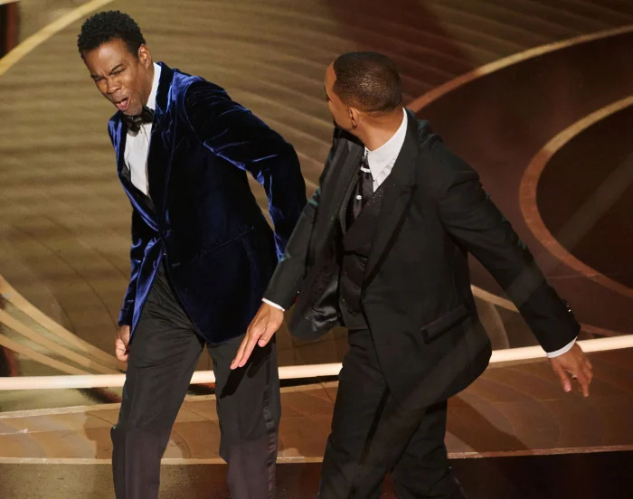Chris Rock aborda o infame tapa no Oscar de Will Smith durante especial ao vivo da Netflix: detalhes do terno azul