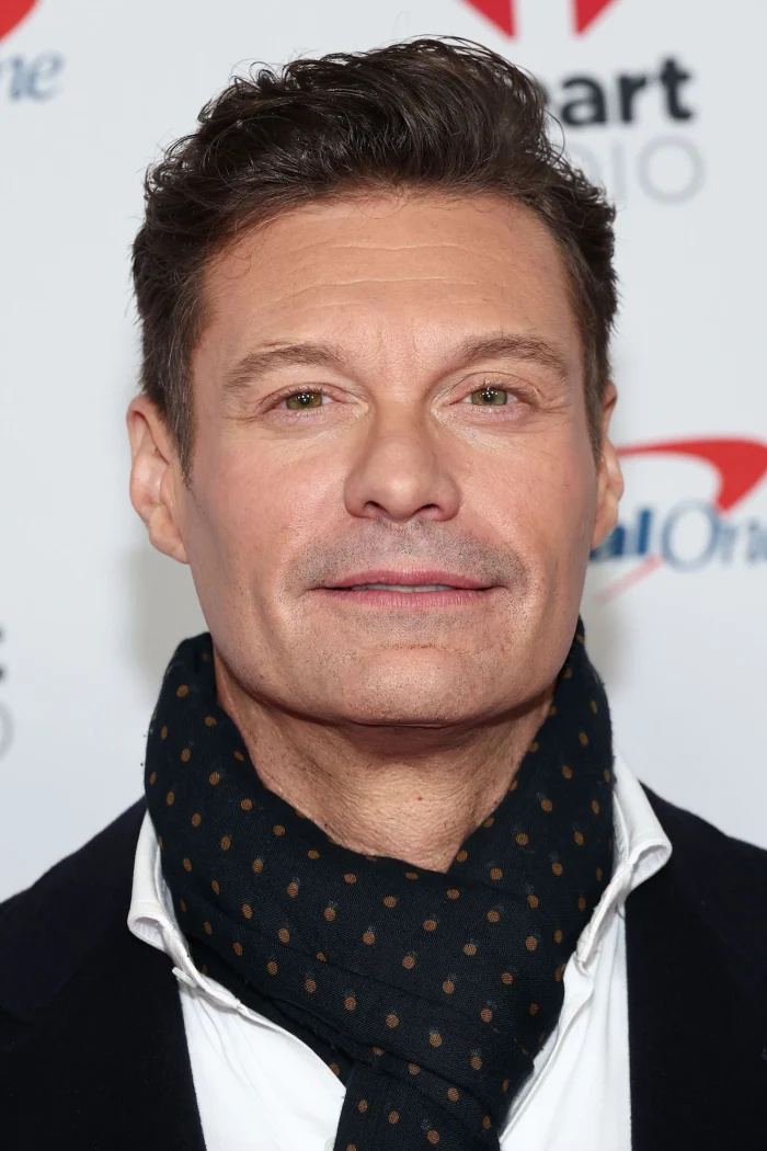 Ryan Seacrest relembra o acidente de Dick Clark no Rockin' Eve, onde Taylor Swift acabou com seu equipamento
