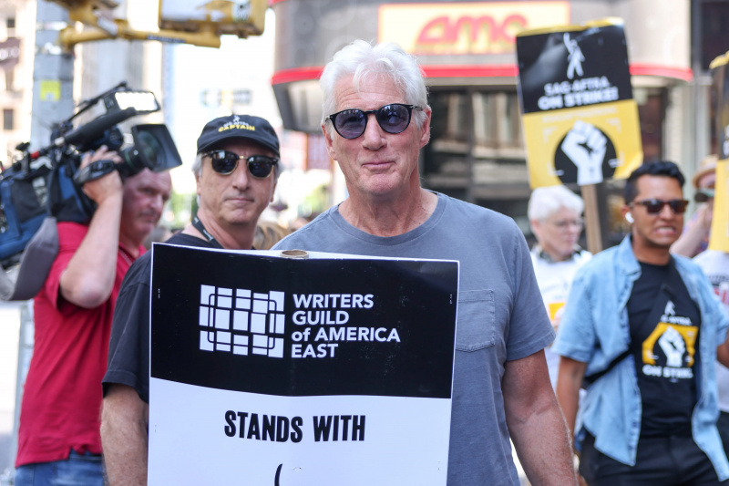 Richard Gere se junta a centenas de membros e apoiadores da WGA Union e SAG-AFTRA