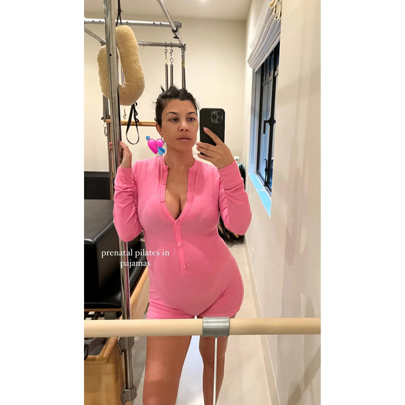   Grávida Kourtney Kardashian domina pilates pré-natal - de pijama!