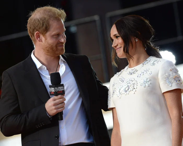O príncipe Harry e Meghan Markle desabafam pela primeira vez 'a moeda caiu' quando ela foi acusada de 'roubar os holofotes'