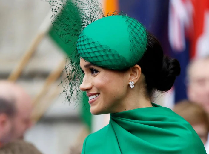   Príncipe Harry e Meghan Markle rompem o noivado 'frio' de março de 2020 na Abadia de Westminster após a saída real:'Felt Really Distant' green hat and dress