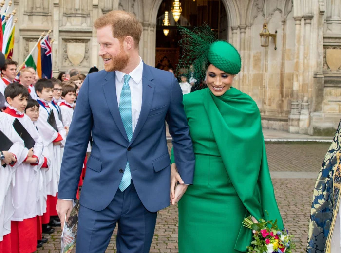   Príncipe Harry e Meghan Markle rompem o noivado 'frio' de março de 2020 na Abadia de Westminster após a saída real:'Felt Really Distant' blue tie