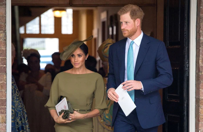 Príncipe Harry acusa a equipe do rei Charles III de vazar notícias de sua saída real e de Meghan Markle