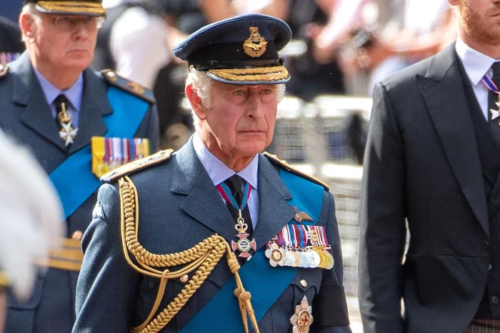 Príncipe Harry acusa a equipe do rei Charles III de vazar notícias dele e de Meghan Markle Royal Exit 2