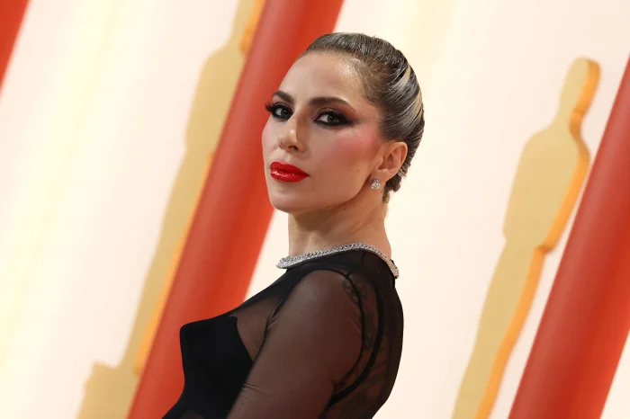 Lady Gaga sem maquiagem faz performance emocionante da música tema 'Top Gun: Maverick' 'Hold My Hand' durante aparição surpresa no Oscar 2023